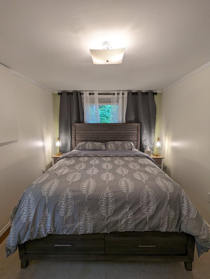 Cama tamaño queen en el segundo dormitorio. La vista da al jardín de sombra.