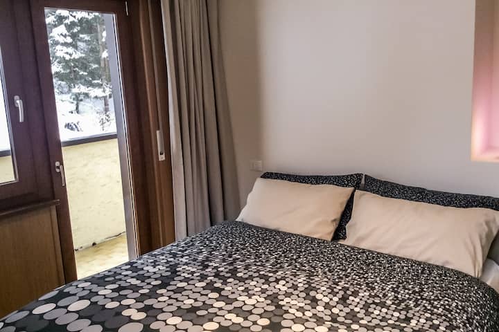 מיטה בחדר השינה