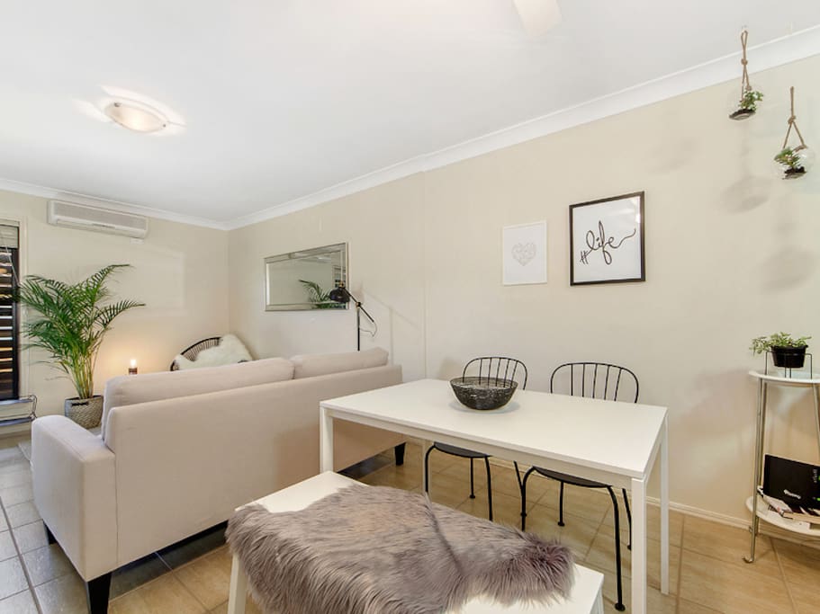 Modern lounge/dining area