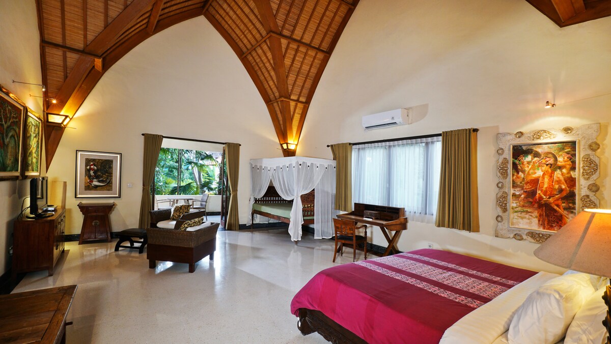 楼上的卧室有额外的床和休息区