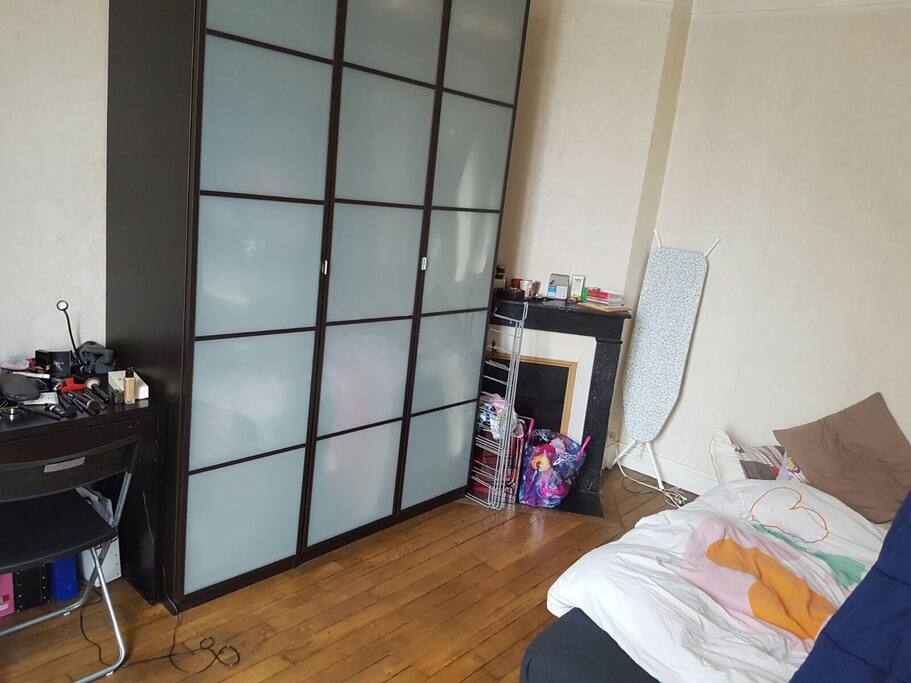 Chambre lit 2 places et espace de travail