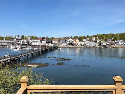 Deckhouse with Footbridge Views!