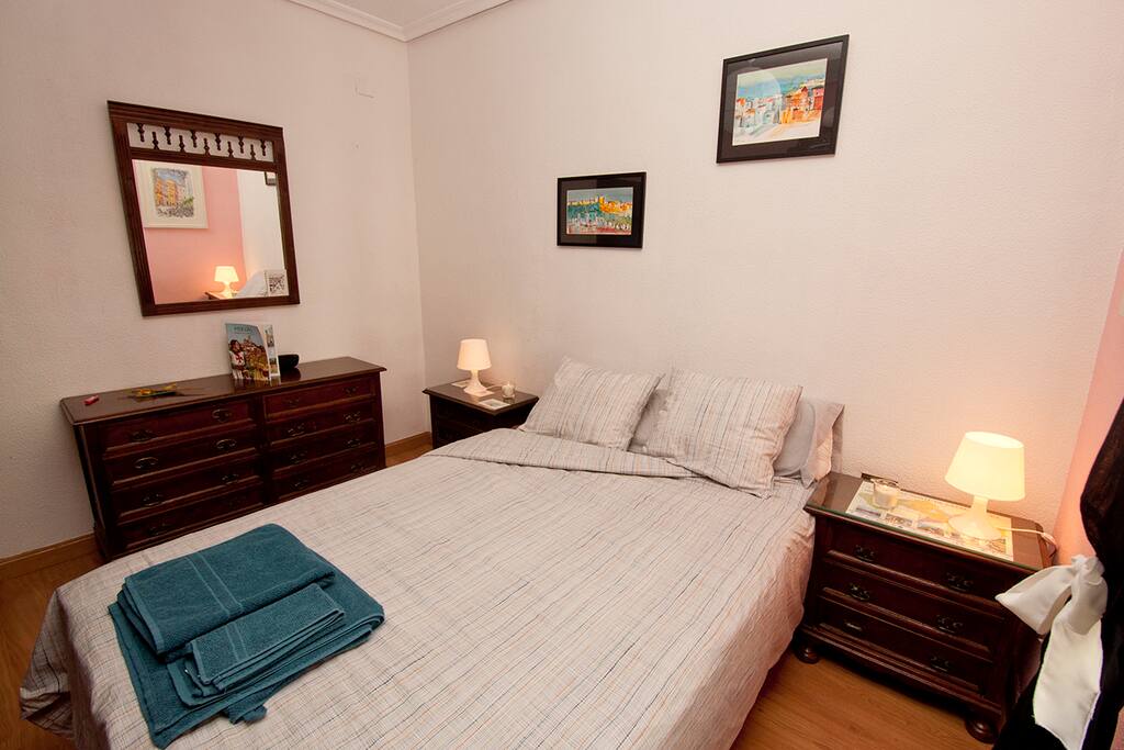 La habitación cuenta con cajones para uso de los huéspedes, además de todo lo necesario para disfrutar de una agradable estancia