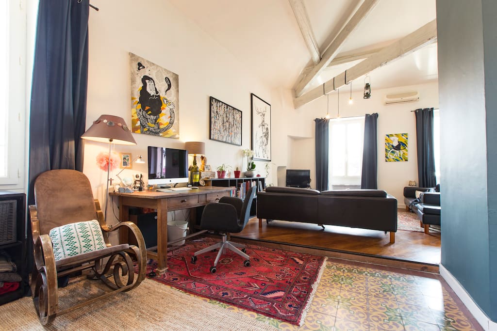 loft, grand espace, poutres apparentes, coin bureau