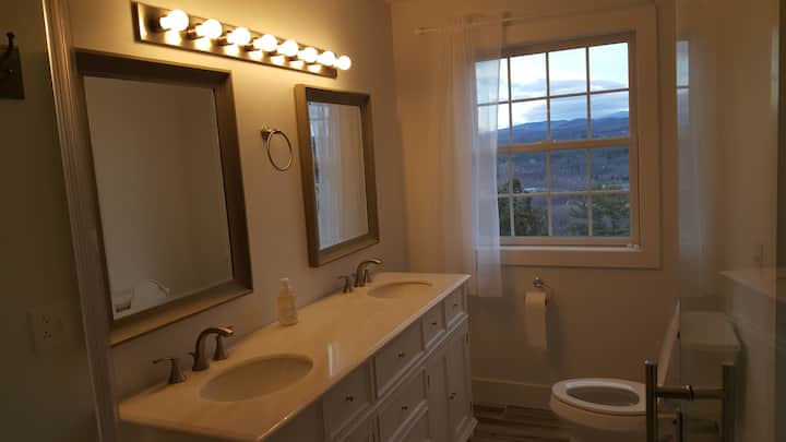 Баня и тоалетна, включва и душ кабина.