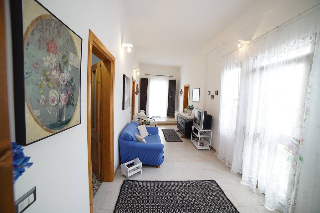 ampio ingresso e salotto