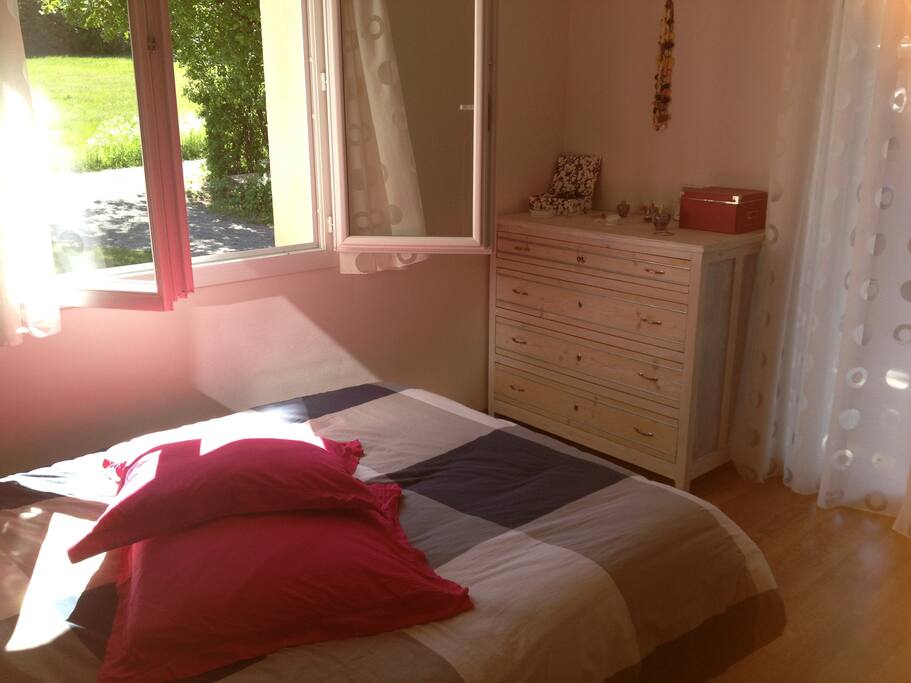 Chambre qui donne sur la terrasse
