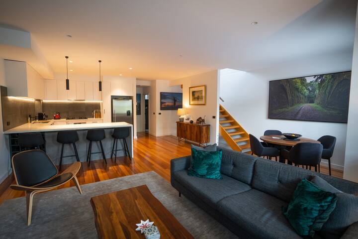 Modern South Melbourne Townhouse, sleeps eight gallery image 4