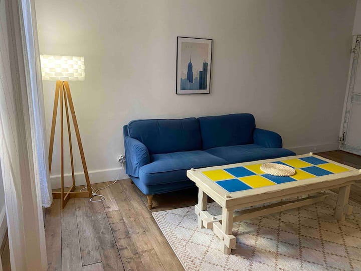 Le salon avec lumière d'appoint pour une ambiance plus tamisée 