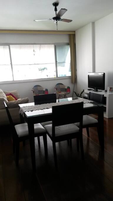 Mesa com 4 cadeiras.