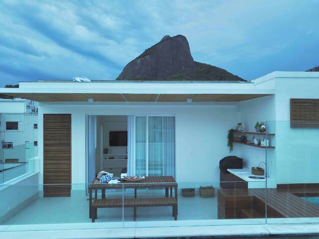 Lovely 3-bedroom penthouse on the beach with pool gallery image 2