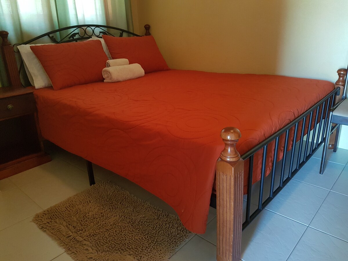 Spálňa - manželská posteľ veľkosti Queen