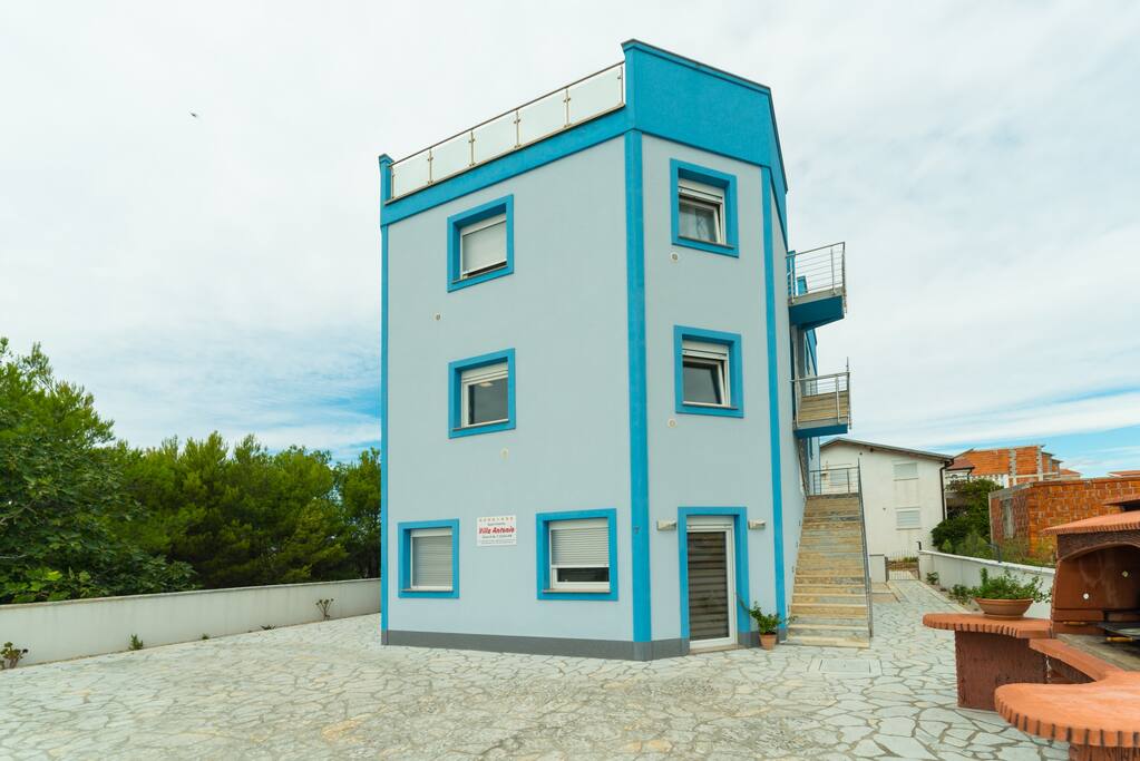 Apartment in a quiet street