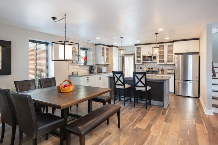 Brand New Spacious 4bd 4ba, Game Room, Deck, Patio