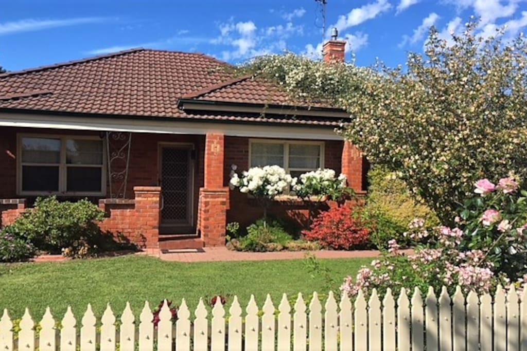Picket fence, cottage garden and only 200 meters from the stunning Victoria Park Lake and the site of the New SAM.