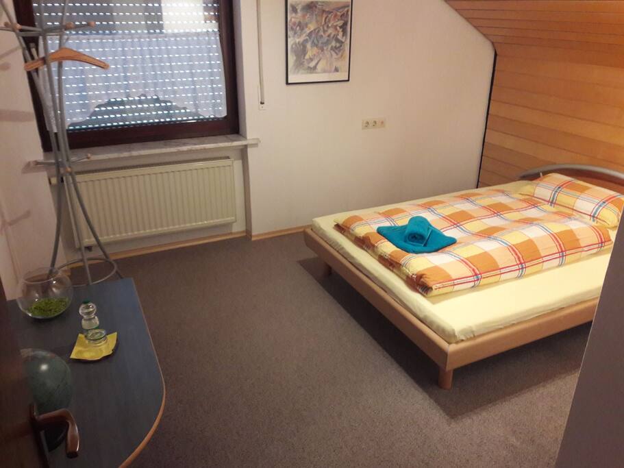 Schlafzimmer 2 mit
Französischem Bett