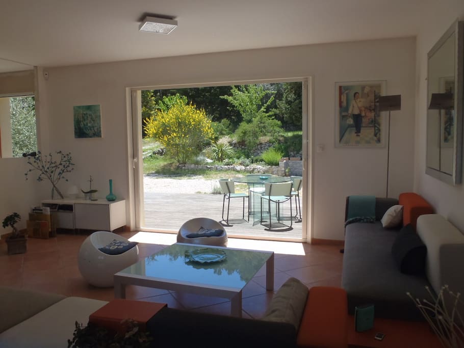 Séjour traversant nord-sud. Ici ouverture sur la terrasse sud.