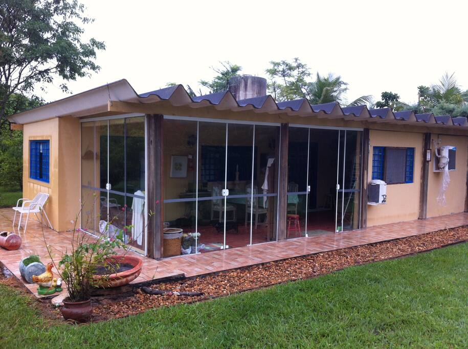 Casa com ar condicionado estilo rústica e cozinha americana