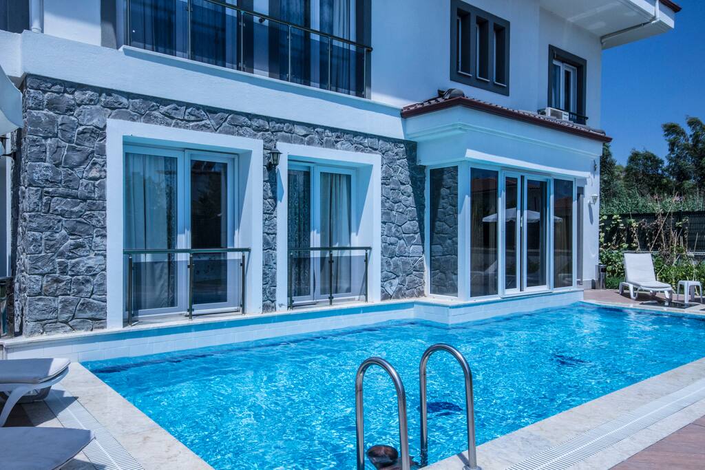 A closer look of the swimming pool of Villa Phoenix - 3