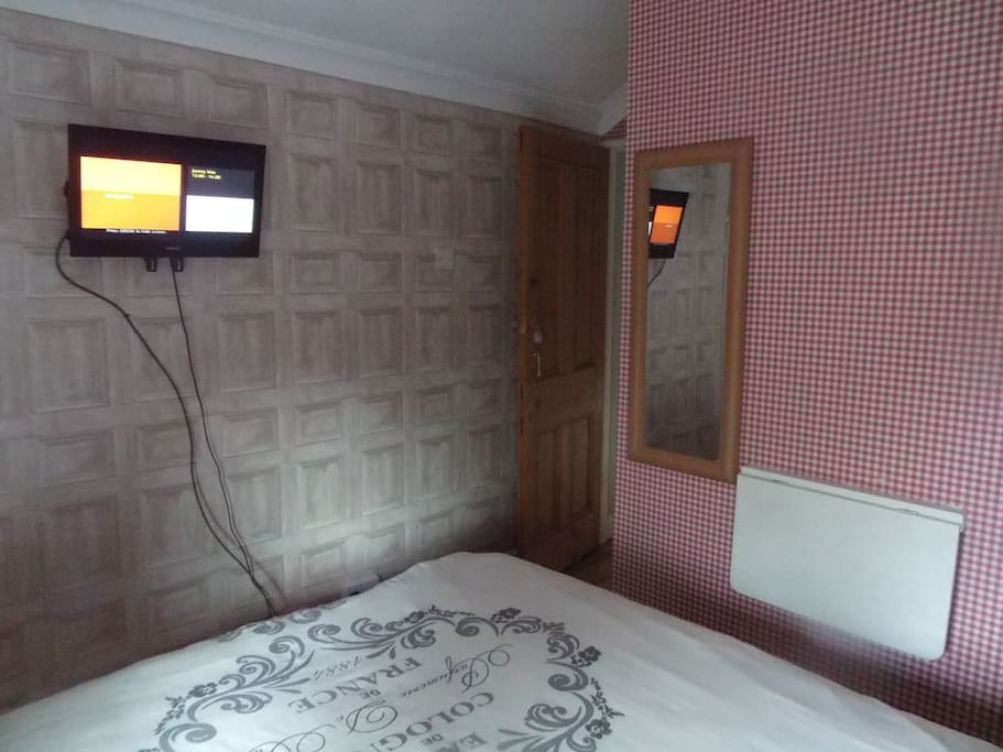 Nov 2016 TV, mirror+pull up desk