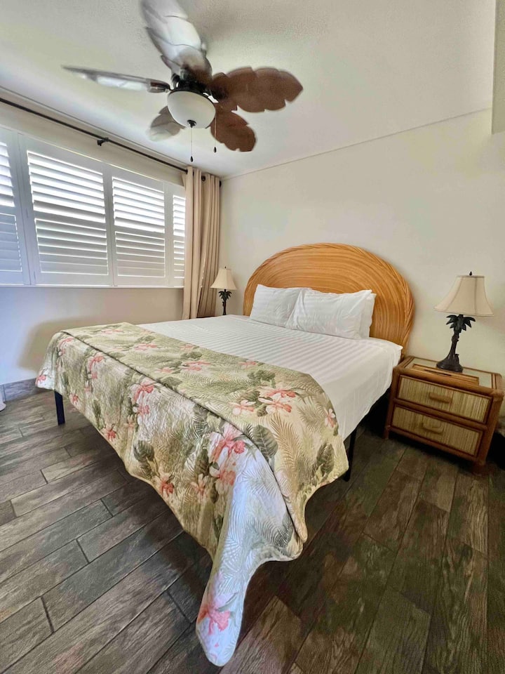 主卧配有舒适的加大双人床