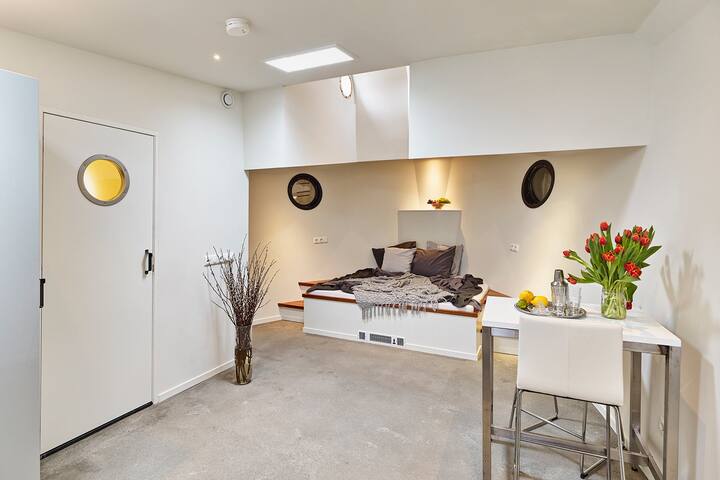 Amsterdam 2 Bedroom Lux Houseboat gallery image 5