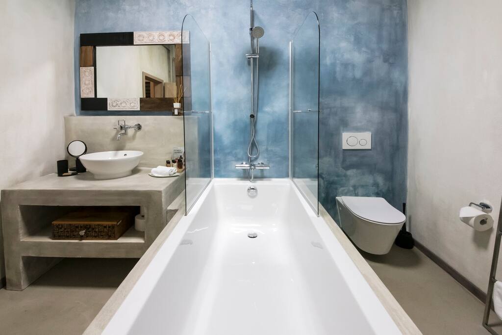 Badezimmer mit Dusche und Badewanne
