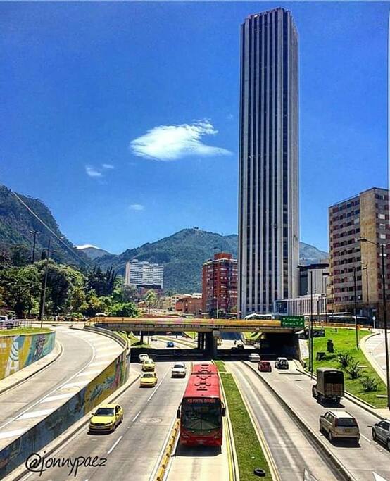 Hermosa vista en el día de la torre Colpatria y los cerros de Bogotá