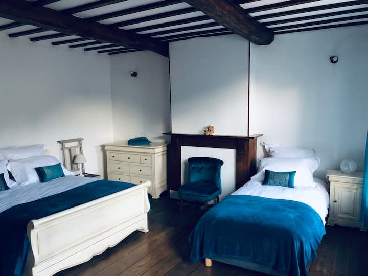 חדר שינה "Jai des Oêns ". מיטה אחת 140/190
2 מיטות 90/200