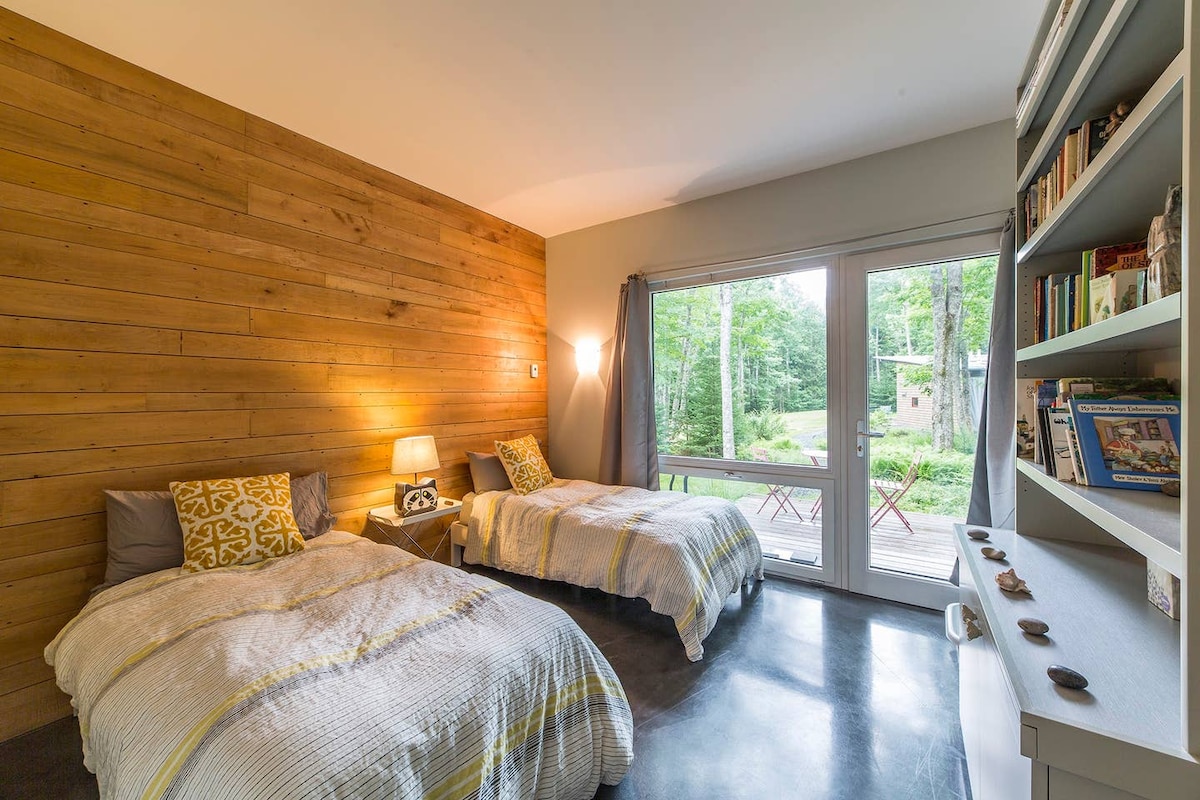 Spálňa 2 s dvoma oddelenými lôžkami, ktoré môžu byť premenené na kráľa, a detské knihy a hračky