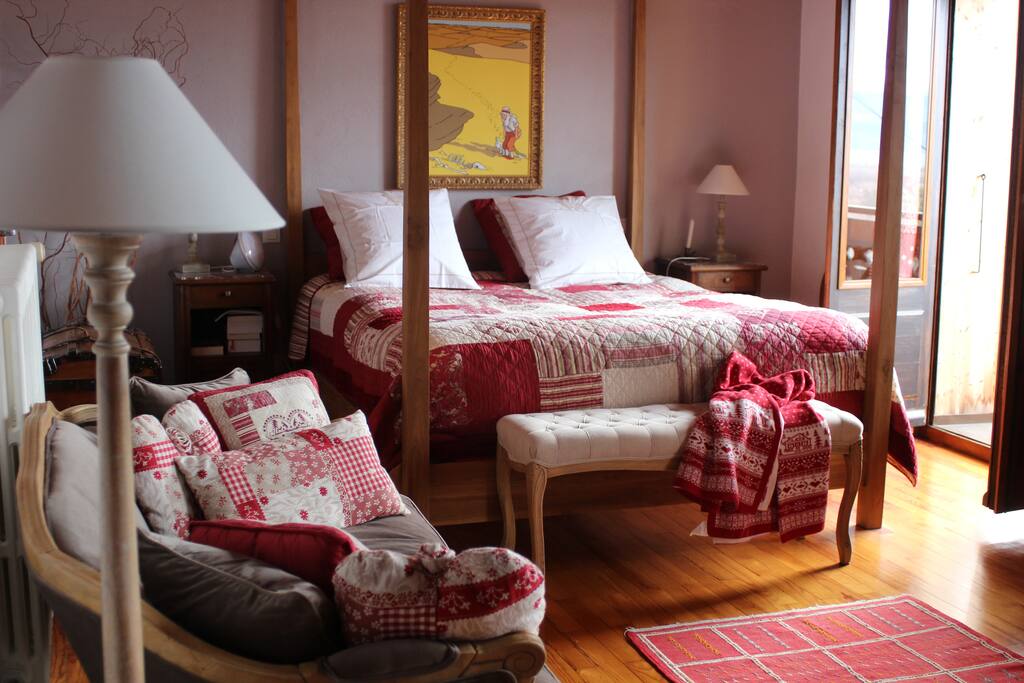 Vaste chambre avec lit à baldaquin