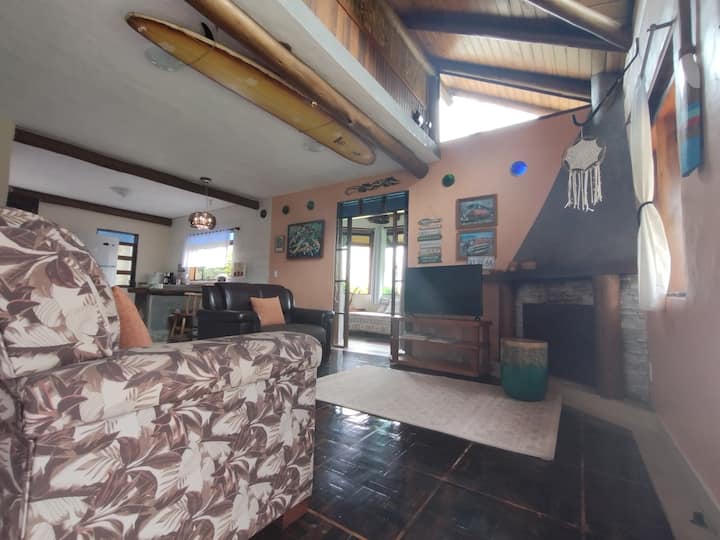 Голяма всекидневна с кухня, добро естествено осветление 