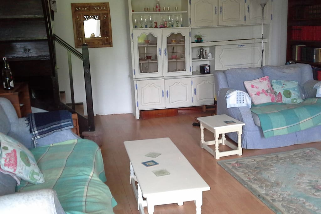 Relaxing lounge area. Plenty of space to enjoy a relaxation course or treatment.