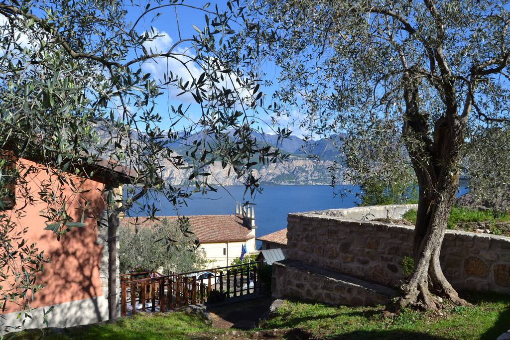 Vista lago dal giardino