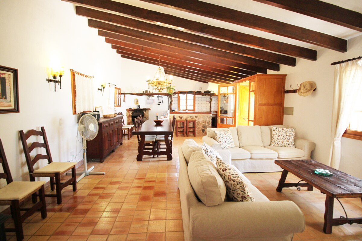 Popular Airbnb listing: Finca Solivaret with amazing views and pool in Illes Balears