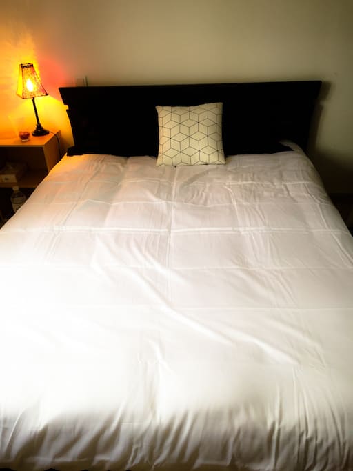 Chambre proposée avec grand lit, espaces de rangements, télévision, chauffage et climatisation.