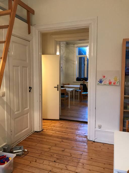 In mot rum två