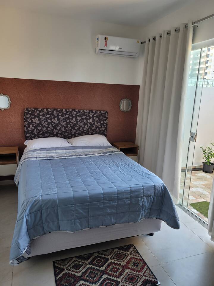 Cama suite cama doble de tamaño tradicional con fundas desinfectadas e impermeables. Colchón Ortobom con muelles.  Almohadas comunes, hay disponibilidad de almohada modelo de almohada para la comodidad viral.  Tiene aire acondicionado y ventilador. 