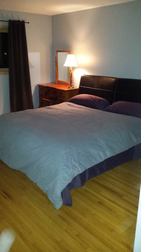 King Bed / Private Bath / Main Level