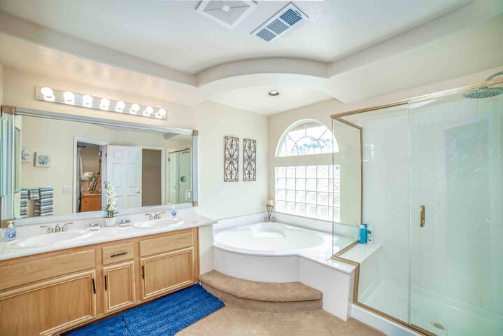 Clean, spacious 4 bedroom home in great location! gallery image 5