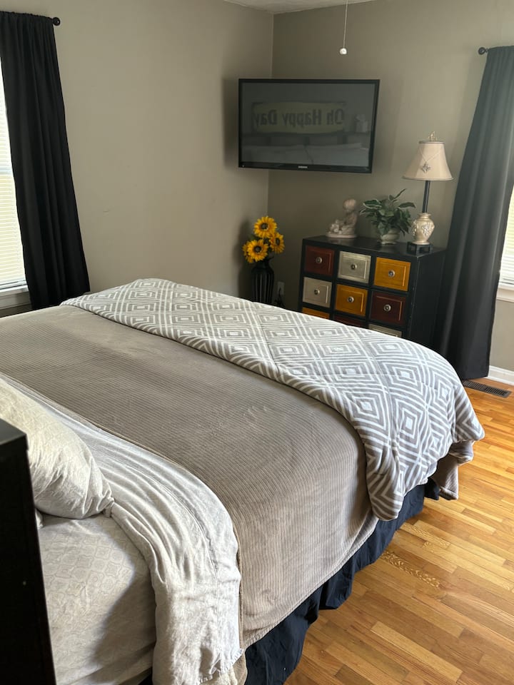 ห้องนอนชั้นล่าง 2 พร้อมเตียงคิงไซส์