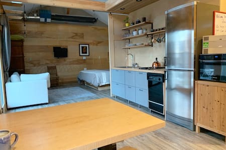 Madison Stuga (cottage-in-the-city)