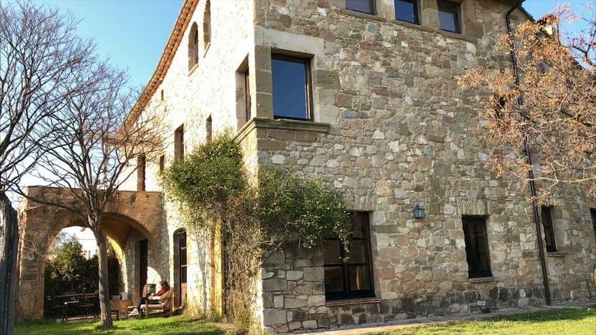 Casa de campo en pequeño pueblo con encanto