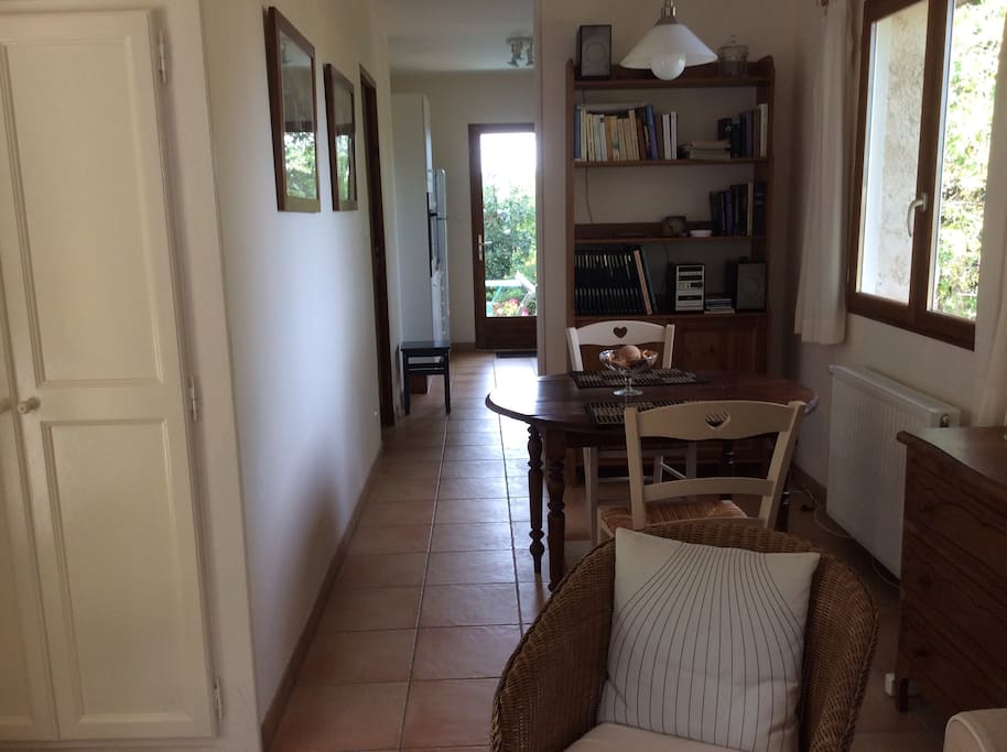 Salle à manger et vue vers cuisine