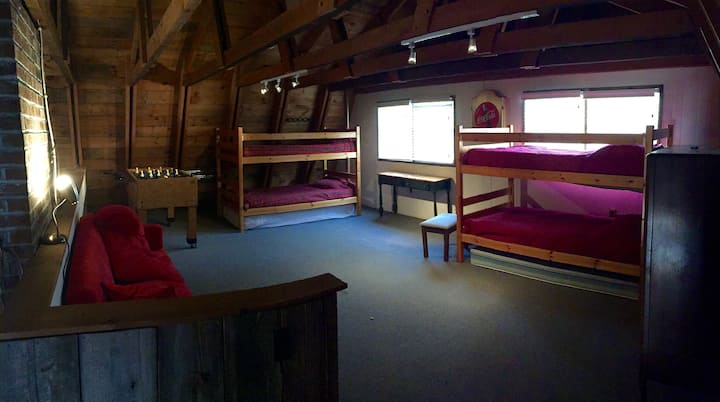 Დიდ ლოფტში შესაძლებელია 6 ადამიანის დაძინება თამაშებით და Foosball-ის მაგიდით.