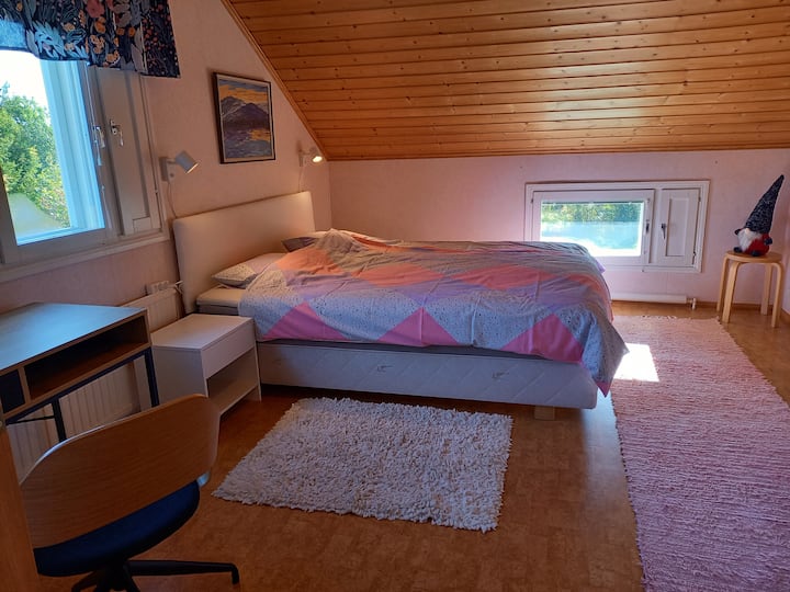 Საძინებელი ზემოთ. საწოლი არის დედოფლის ზომის საწოლი, რომლის განცალკევებაც შეუძლებელია. 