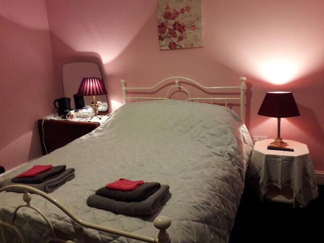 Lawn House,    ROOM 3.    (Bed   NO   Breakfast) .