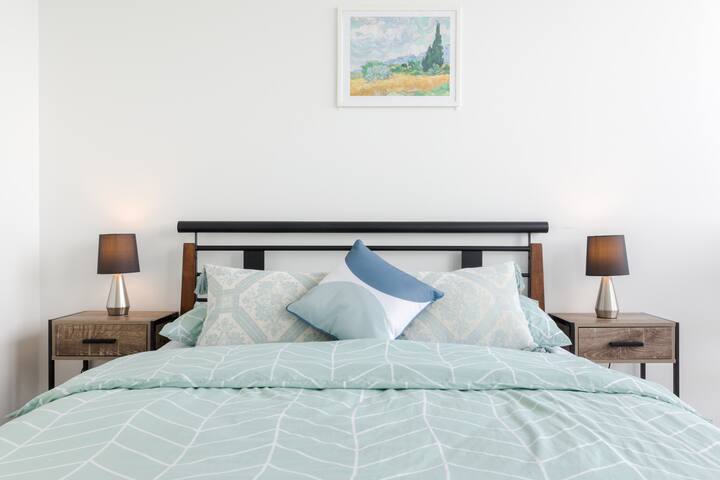 Skyline Views from a Designer Home in Central Melbourne gallery image 4