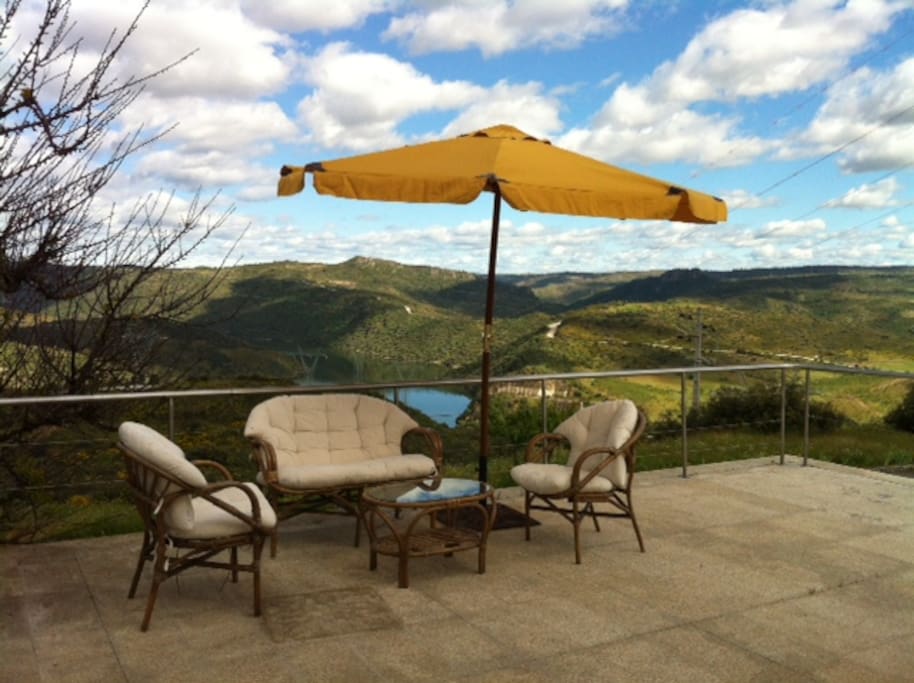 Terraço da casa com vista para a barragem de Bemposta
