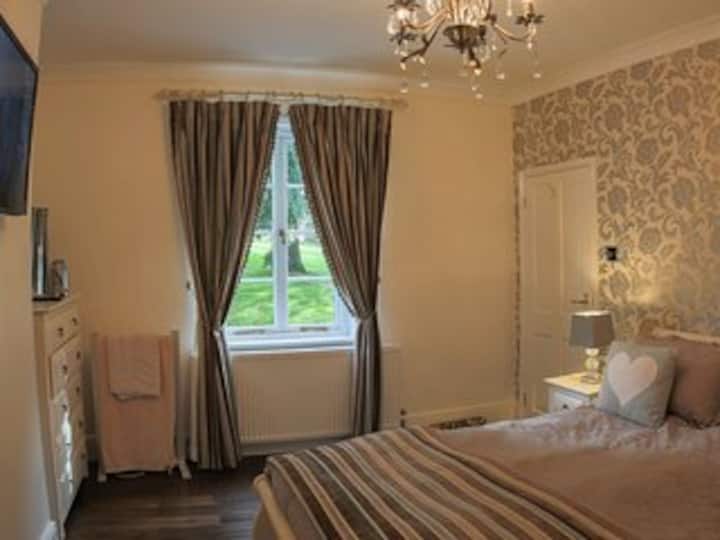 ห้องนอนใหญ่ - วิวมหาวิหารและสวนสาธารณะ